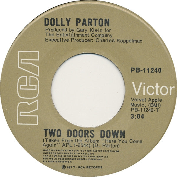 Dolly Parton : Two Doors Down / It's All Wrong, But It's All Right (7", Single)