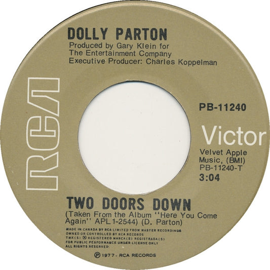 Dolly Parton : Two Doors Down / It's All Wrong, But It's All Right (7", Single)