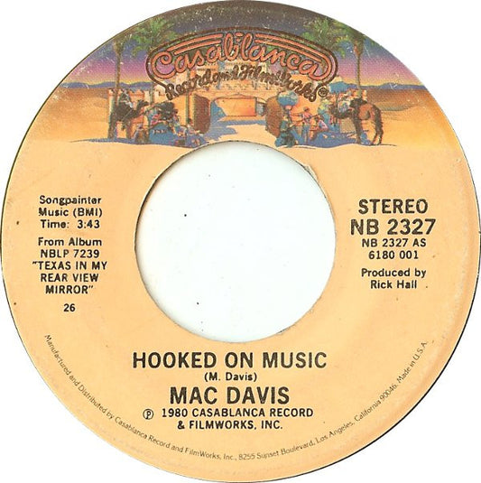 Mac Davis : Hooked On Music (7", Single, 26 )